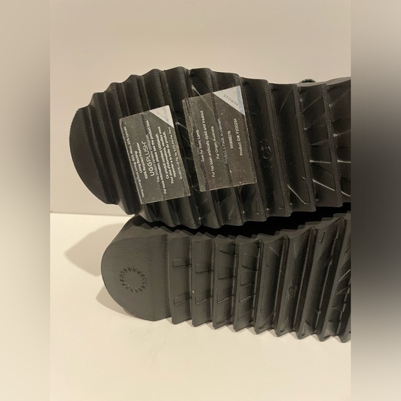 UGG Boots Size 6 Women’s (Like New) - Picture 15 of 16